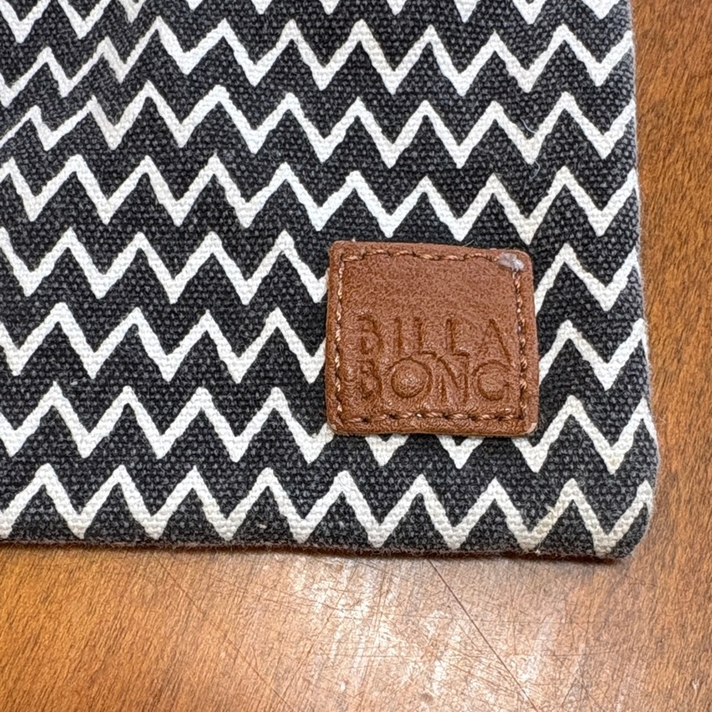 Billabong Black and White Cotton Patterned Messenger Bag/ Tote - Picture 2 of 10